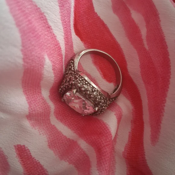 Elegant Silver Ring with Clear Gemstone - Picture 3 of 3